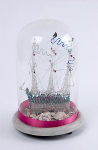Spundet glasskib under en glaskuppel, ca. 1820 (glas) af English School