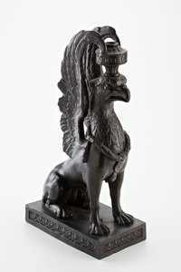 Staffordshire Wedgwood basalt ware lysestage i form af en griffin, ca. 1771-80 (basalt ware) af English School