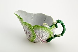 Staffordshire sauceboat dannet af støbte blade og kvisthåndtag, ca. 1749-60 (porcelæn)