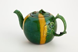 Staffordshire tekande med crabstock håndtag og tud, 1750 (blyglaseret lertøj) af English School