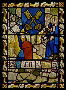 Det østlige vindue viser Skt. Johannes, Skt. Peter ved porten, skjold med et symbol på St. Peter af English School