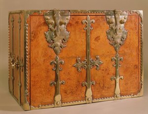 Rejsesekretær med forgyldte bronzebeslag, ca. 1700 (valnød) af English School