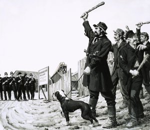 Uidentificerede strejkende står over for politiet af English School