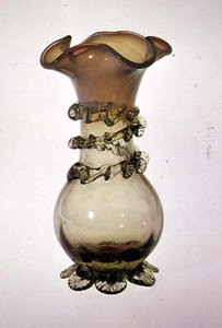 Vase med påsat og knibet dekoration, slutningen af 1800-tallet (vaselineglas) af English School