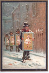 Victoriansk julekort med fire mænd, der går i sneen og bærer brædder, der reklamerer for en pantomime, ca. 1880 (farve litho) af English School