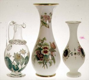 Vandkande, dekoreret med åkander i keramisk maling beklædt med krystal, af Henry G. Richardson, midten af det 19. århundrede; to opalglasvaser af Henry G.Richardson, slutningen af det 19. århundrede; opal glasvase med emaljemaleri, slutningen af 1800-talle af English School