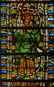 Vindue E1 viser Salomon, der bærer en kirke af English School