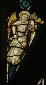 Window Ew tl, der forestiller en engel med et røgelseskar af English School