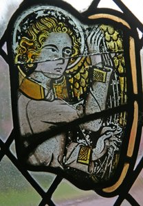 Window in the Cloisters forestillende en musiker-engel med en harpe af English School