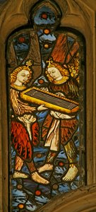 Fenster n1 mit Darstellung von musizierenden Engeln mit einem Klavichord