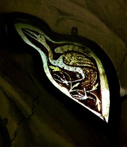 Vindue s5, der forestiller en fugl - hejre? af English School