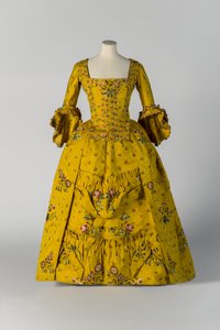 Gul brokadet åben kjortel og underkjole, ca. 1750 (silke) af English School