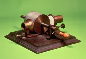 Replika af den første fonograf, opfundet af Thomas Alva Edison (1847-1931) i 1877 (metal) (se også 260255)