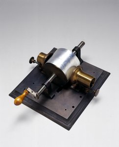 Replika af den første fonograf, opfundet af Thomas Alva Edison (1847-1931) i 1877 (metal) (se også 2341)