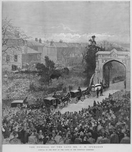 Begravelsesoptog med liget af den engelske baptistprædikant Charles Haddon Spurgeon, der ankommer til portene til Norwood Cemetery, London