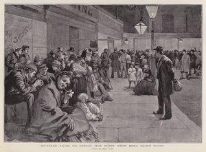 Humleplukkere venter uden for London Bridge Station på midnatstoget til Kent (litho) af Enoch Ward