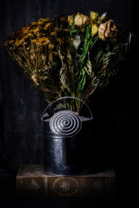 Stemningsfuldt blomsterstilleben af Enrico Sottocorna