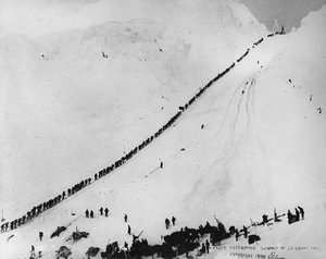 Packers bestiger toppen af Chilkoot Pass, fra 