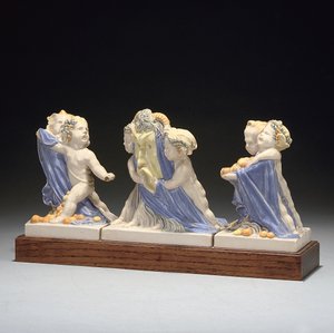 Tredelt figurgruppe på sokkel af Eric Bradbury