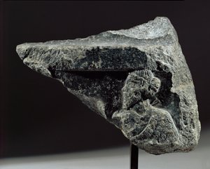 Fragment af en vase med et relief af en bærer Fra Susa, Iran, akkadisk periode ...