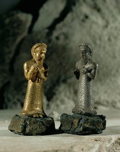 To tilbedere, den ene med et barn, den anden med et lille dyr ...