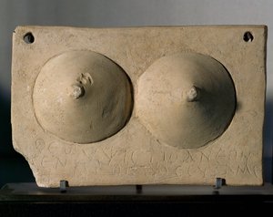 Votivplade med to bryster ... af Erich Lessing