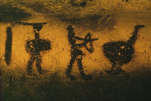 Kriger, bueskytte og en strudseagtig fugl, malet med flagermusekskrementer af Erich Lessing