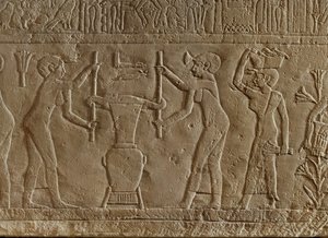 Kvinder presser blomster for at lave parfume ... af Erich Lessing