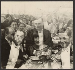 [Dobbelteksponering af en gruppe mennesker ved en banket]. af Erich Salomon