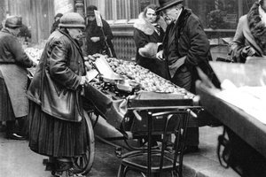 En typisk frugtsælger, Paris, 1931. af Ernest Flammarion
