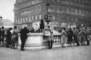 Mødested ved indgangen til en metrostation, Paris, 1931 af Ernest Flammarion