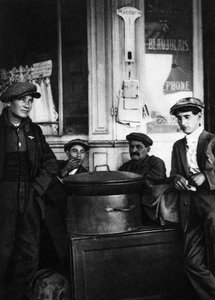 Gadesælgere af ristede kastanjer, Paris, 1931.