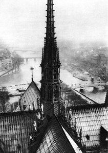 Notre Dames spir set fra tårnene, Paris, 1931. af Ernest Flammarion