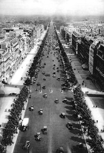 Udsigt over Avenue des Champs Elysees, Paris, 1931. af Ernest Flammarion