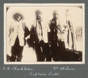 Et gruppefoto af Shackleton, kaptajn Scott og dr. Wilson på vej tilbage til Discovery efter forsøget på at nå Sydpolen. Fra Sir Ernest Henry Shackletons album med titlen National Antarctic Expedition (1901-1903). af Ernest Henry Shackleton