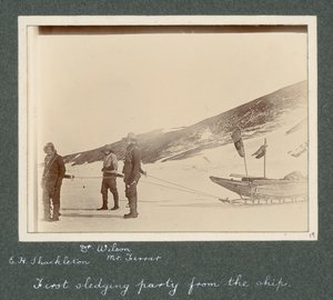 E H Shackleton, Dr. Edward Wilson og Hartley Ferrar (geologen) i seletøjet til slæden. Fra album af Sir Ernest Henry Shackleton med titlen National Antarctic Expedition (1901-1903). af Ernest Henry Shackleton