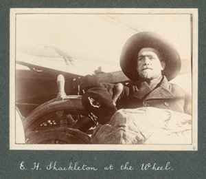 E H Shackleton står ved hjulet på 