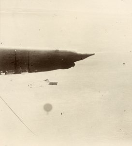 Kigger ned på plateauet fra ballonen. Fra Sir Ernest Henry Shackletons album med titlen National Antarctic Expedition (1901-1903). af Ernest Henry Shackleton