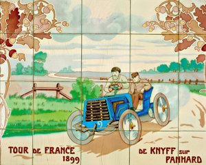 De Knyff kører i en Panhard-bil i Tour de France i 1899: keramiske fliser fremstillet af Gilardoni Fils et Cie i Paris, efter en tegning af Ernest Montaut (1878-1909). af Ernest Montaut