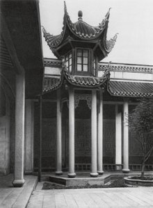 Changshafu, Chen kia tze tang, Hunan, Chen-familiens forfædres tempel, klokketårn i hovedgården (s/h-foto) af Ernst Boerschmann