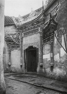 Chungkingfu, Szechuan, Husdør i gyden, udsmykket med glaseret porcelæn (s/h-foto) af Ernst Boerschmann