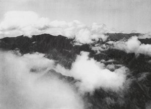 Hua shan, Pai yun, Shensi, Hvide skyer omgiver toppen af det hellige bjerg (s/h-foto) af Ernst Boerschmann