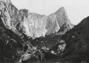 Hua shan, Shensi, cylinderen på bjerget med de 5 toppe, den midterste og den vestlige top (s/h-foto) af Ernst Boerschmann