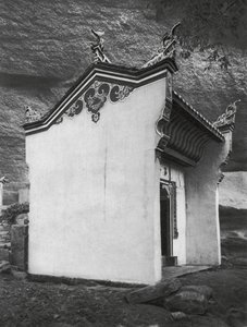 Ichangfu, Lung wang tung, Hupei, Porthallen i Dragekongens Tempel (s/h-foto) af Ernst Boerschmann
