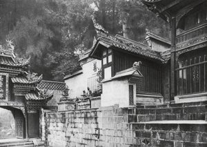 Kuanhien, Ori Lang miao, Szechuan, Ori Lang-templets første forplads (s/h-foto) af Ernst Boerschmann
