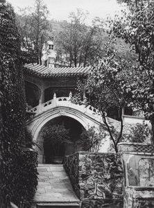 Peking, Si shan, Shih tze wo, Chihli, klosterhave i de vestlige bjerge (s/h-foto) af Ernst Boerschmann
