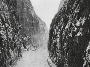 Pingyangfu, Shansi, afgrund i Loess (s/h-foto) af Ernst Boerschmann