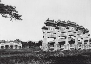 Siling, Chihli, Manchu-dynastiets vestlige kejsergrave, hovedindgang (s/h-foto)
