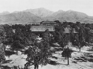 Taianfu, Tai miao, Shantung, Udsigt til det hellige bjerg Tai shan over det store tempel mod nord (s/h-foto) af Ernst Boerschmann