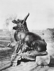 Taiyuanfu, Shansi, Bronze-enhjørning, der vogter Fen-floden (s/h-foto) af Ernst Boerschmann